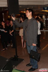 组图：司马燕同丈夫儿子参加活动 烹制美食