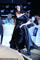 组图：白歆惠走秀摔跤出丑 弯腰提裙摆胸前险走光