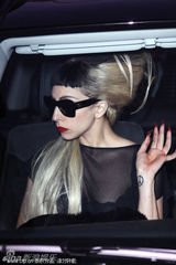 组图：Gaga豹纹透视装亮相巴黎 龇牙咧嘴不改雷劲