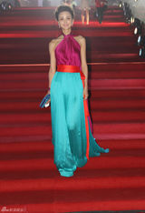 组图：张歆艺亮相北京电影节红毯 撞色长裙优雅抢眼