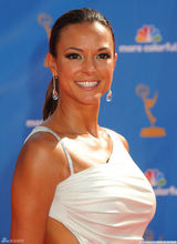 高清组图：艾美奖红毯 伊芙-拉茹白色露背礼服