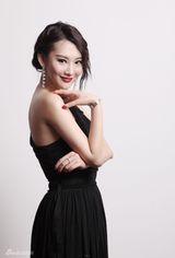 组图：李昕岳杂志大片定格美丽 红与黑气质优雅