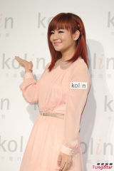 组图：Selina粉嫩亮相 自曝已克服对火恐惧做料理