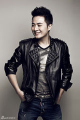 组图：余少群写真突破形象 浓眉白面变型男