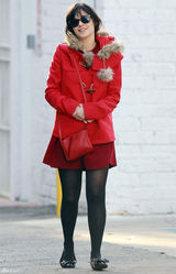 高清图：佐伊-丹斯切尔圣诞街拍红色外套搭短裙
