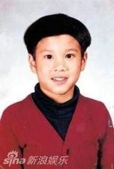组图：50余明星童年照片大曝光 萌囧表情大不同
