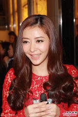 组图：熊黛林生日穿红色镂空裙亮相 许愿招桃花