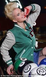 组图：弗拉纳根化身保龄球女郎 大秀蛮腰美腿