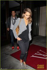 组图：杰西卡-阿尔芭外出约会 丈夫紧随似助理