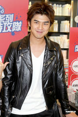 组图：陈柏霖受邀担任一日店长 大秀熟男魅力