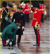 组图：凯特王妃怀孕见肚 亲自弯腰拔鞋跟