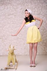 组图：演员崔波甜美写真曝光 典雅黄裙顽皮可爱