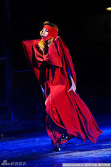 组图：Lady Gaga米兰巡演乳胶装扮修女火爆三点