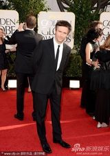 组图：金球奖红毯男星潇洒比帅 简单展魅力