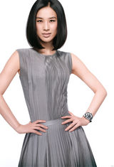 高清图：黄圣依《UNA》大片长裙飘逸神情淡雅