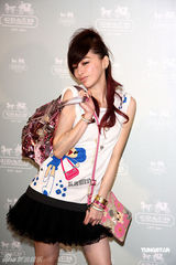 高清图：王心凌短裙走秀 大摆可爱姿势展青春活力