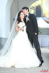 组图：张震大婚献吻娇妻 亲手为新娘提裙摆