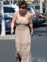 组图：布兰妮吊带裙素颜出街 胸部外扩明显发福