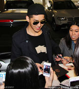 组图：EXO-M队长Kris帅酷现身加拿大遭围堵