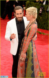 组图：谢耳朵牵手男友秀恩爱 卷福礼服秀贵气