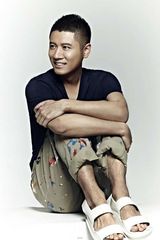 组图：任重最新写真温暖帅气引领流行时尚