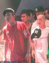 组图：陈冠希夜店看表演 与柯震东绯闻女友热聊