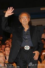 高清：《无果之路》首映女主演秀蕾丝裙 蜜挽男搭档