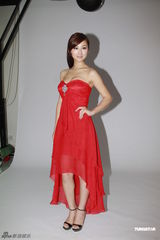 组图：港姐高海宁性感出镜 低胸红装秀浑圆半球