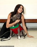 组图:C罗女友亮相圣诞活动 遭爱犬狂舔表情享受