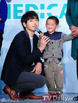 组图：宋仲基河智苑做慈善与残障儿童互动有爱