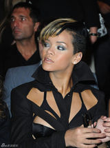 幻灯图集：蕾哈娜现身巴黎秀场 不忘招手秀亲切