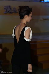 组图：车晓亮相商业活动 大露美背展亲和力