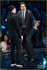 组图：贾斯汀穿礼服献唱 展绅士风范