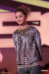 组图：《劲歌金曲》录影 TWINS泳儿亮相