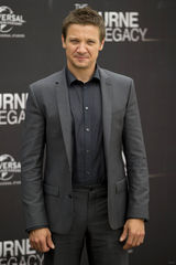 组图：《谍影重重4》记者会杰瑞米帅气亮相