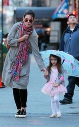 幻灯图：阿汤嫂带女儿外出就餐 小苏瑞芭蕾裙抢眼