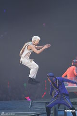 组图：郭富城个唱变型金刚舞台华丽震撼