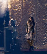 组图：王丽坤华丽圣诞装 戴皇冠变身舞台剧皇后