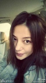 组图：赵薇自拍撅嘴索吻 穿新衣找年味