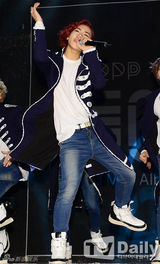 组图：韩国13人男团ToppDogg新专辑首唱会