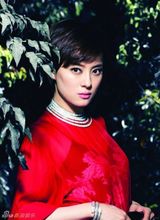 组图：孙俪红衣缤纷贺新年 林间写真登开年封面