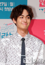 组图：少时秀英宣传《恋爱操作团》豹纹裙霸气