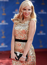 高清组图：艾美奖红毯 希瑟-莫里斯礼服金光闪闪